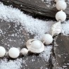 Halskette aus Schnee-Jade und Metall