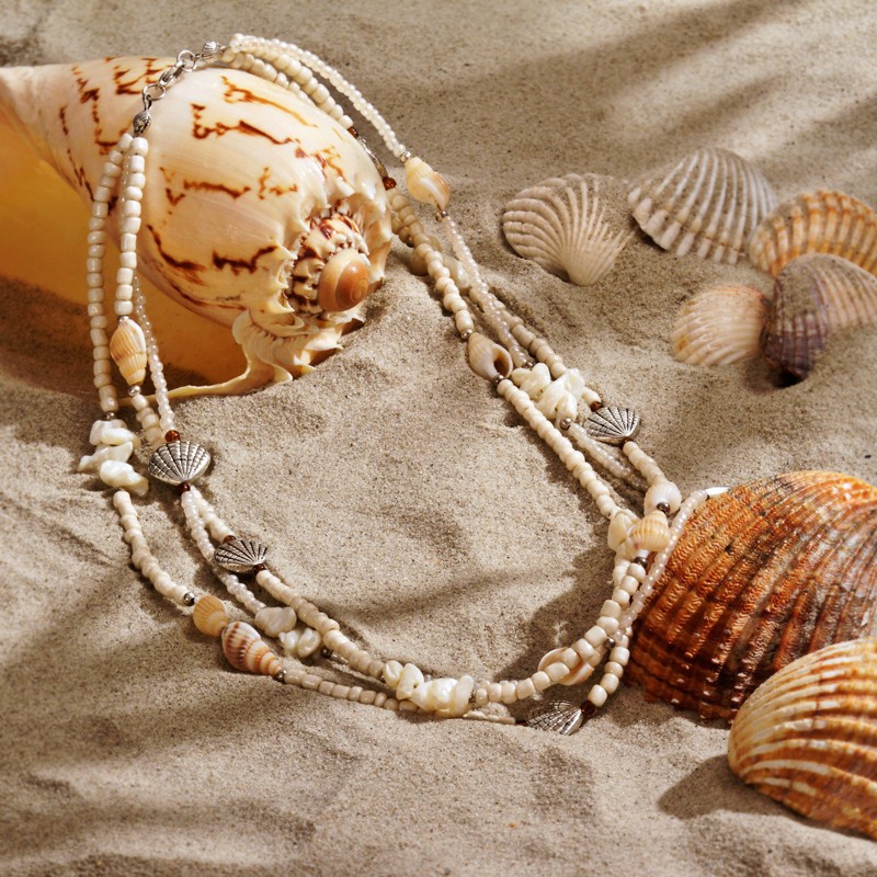 Halskette aus Rocailles, Muscheln, Perlmutt und Metall