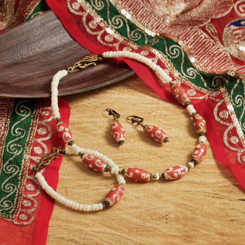 Schmuck-Set aus Knochen- und Glasperlen