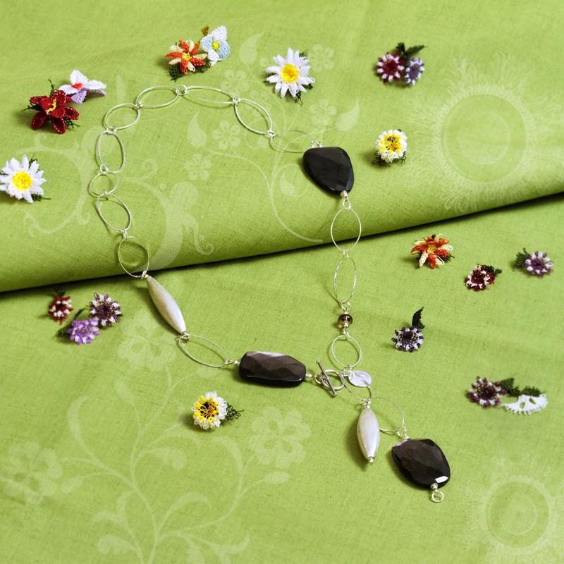 Halskette aus Metallelementen, Rauchquarz und Hypersthen
