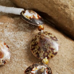 Schmuck-Set Limpet, Detailansicht der Muschelperlen auf der rechten Seite der Halskette Schmuck-Set Limpet, Detailansicht der Muschelperlen auf der rechten Seite der Halskette