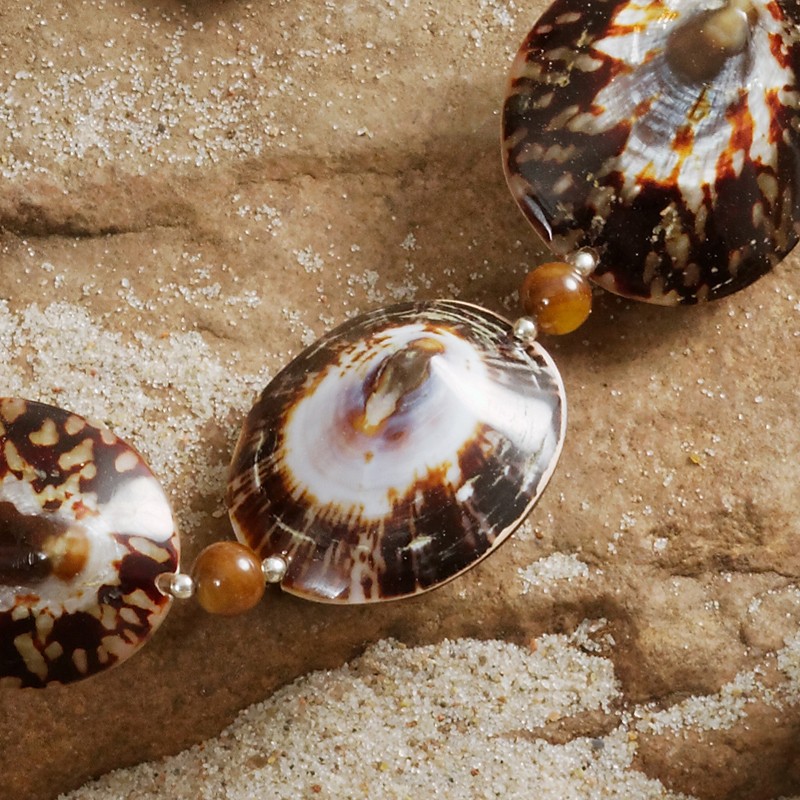 Schmuck-Set Limpet, Detailansicht der Muschelperlen in Vorderseite der Halskette Schmuck-Set Limpet, Detailansicht der Muschelperlen in Vorderseite der Halskette