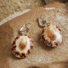 Schmuck-Set Limpet, Detailansicht der Muschelperlen-Ohrringe