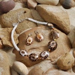 Schmuck-Set Limpet, Gesamtansicht von Halskette und Ohrringen auf Steinuntergrund