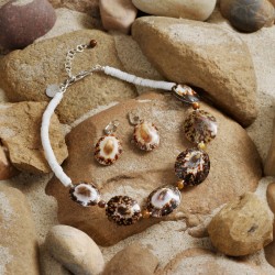 Schmuck-Set Limpet, Gesamtansicht von Halskette und Ohrringen auf Steinuntergrund Schmuck-Set Limpet, Gesamtansicht von Halskette und Ohrringen auf Steinuntergrund