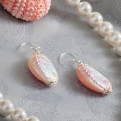 Schmuck-Set Galateia, Detailansicht der Ohrringe aus rosa Abalone-Perlen