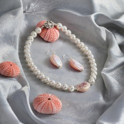 Schmuck-Set Galateia, Detailansicht der rosa Abalone-Perle als Blickfang der Halskette