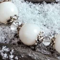 Armband Schneejade, Nahaufnahme der Schneejade- und Topas-Perlen