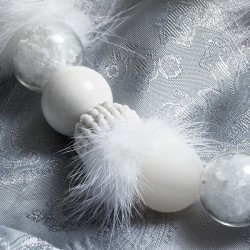 Schmuck-Set Hedwig, Nahaufnahme von gefüllten Hohlperlen, umstickter Perle und Fellpuschel Schmuck-Set Hedwig, Nahaufnahme von gefüllten Hohlperlen, umstickter Perle und Fellpuschel