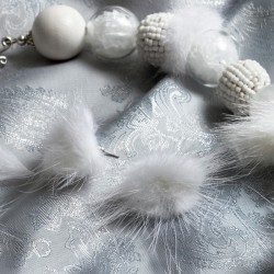 Schmuck-Set Hedwig, Detailansicht der Ohrringe aus Fellpuscheln Schmuck-Set Hedwig, Detailansicht der Ohrringe aus Fellpuscheln