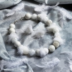 Schmuck-Set Hedwig, Gesamtansicht von Kette und Ohrringen auf hellgrauem Seidenstoff Schmuck-Set Hedwig, Gesamtansicht von Kette und Ohrringen auf hellgrauem Seidenstoff