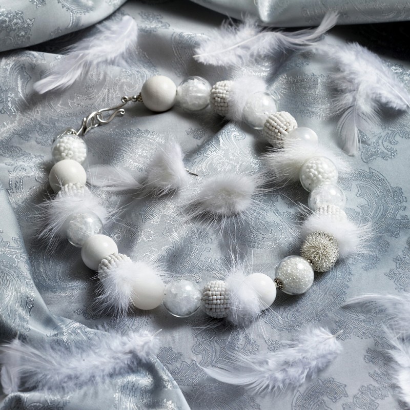 Schmuck-Set Hedwig, Gesamtansicht von Kette und Ohrringen auf hellgrauem Seidenstoff