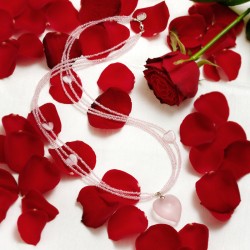 Halskette Lovely Heart, Gesamtansicht der Kette auf roten Rosenblütenblättern