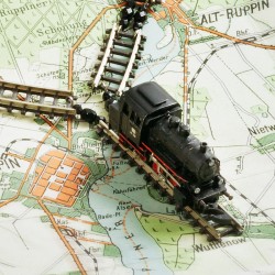 Schmuck-Set Eisenbahnromantik, Nahaufnahme der Dampflok als Anhänger