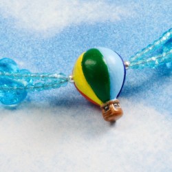 3-reihige Halskette Montgolfière, Nahaufnahme der Keramikperle in Form eines Heißluftballons