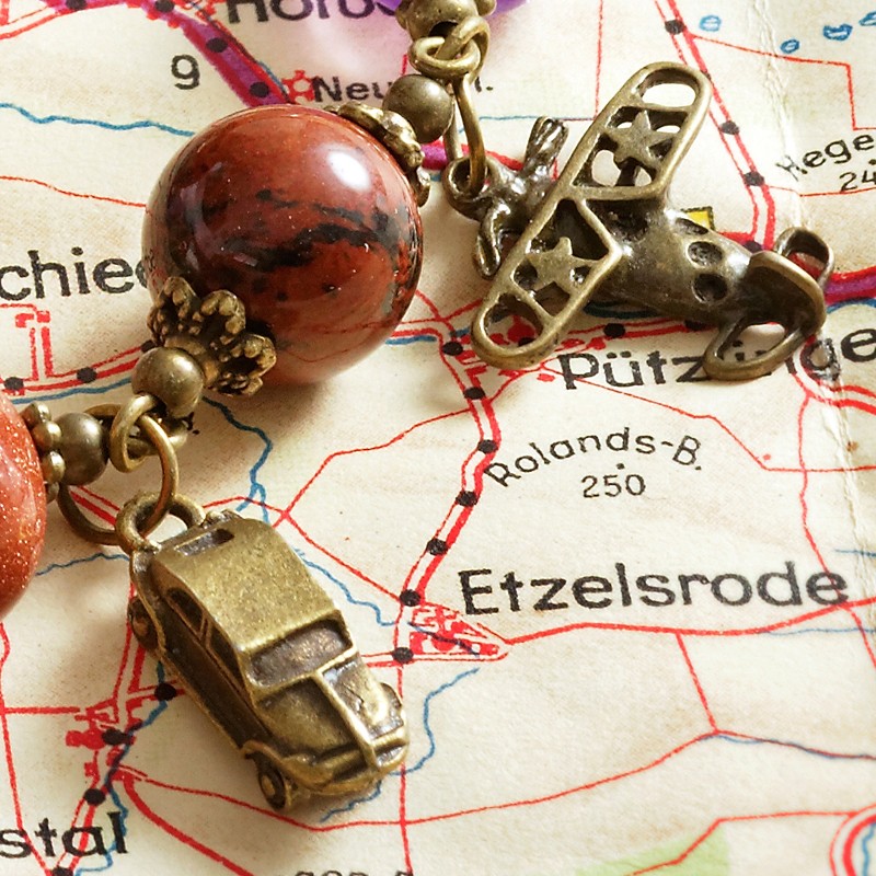 Bettelarmband Vehikel, Detailansicht Bettelanhänger Auto und Flugzeug Bettelarmband Vehikel, Detailansicht Bettelanhänger Auto und Flugzeug