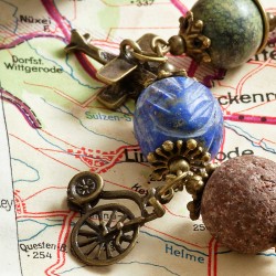 Bettelarmband Vehikel, Nahaufnahme Bettelanhänger Hochrad Bettelarmband Vehikel, Nahaufnahme Bettelanhänger Hochrad