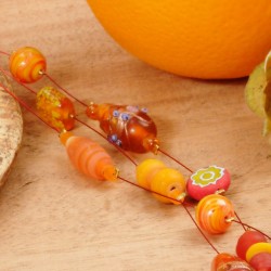 Halskette Achtung Orange!, Detailansicht rechte Seite Halskette Achtung Orange!, Detailansicht rechte Seite