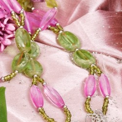 Schmuck-Set Eden, Detailansicht vom Mitteil der Kette mit rosa und grünen Glasperlen Schmuck-Set Eden, Detailansicht vom Mitteil der Kette mit rosa und grünen Glasperlen