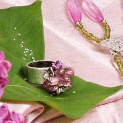 Schmuck-Set Eden, Nahaufnahme des mit Glasblüten verzierten Fingerrings Schmuck-Set Eden, Nahaufnahme des mit Glasblüten verzierten Fingerrings
