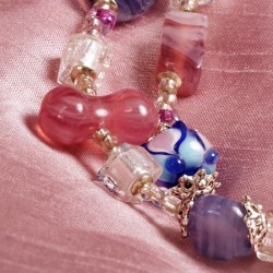 Armband Krokuswiese, Nahaufnahme rosa Glasperlen Armband Krokuswiese, Nahaufnahme rosa Glasperlen