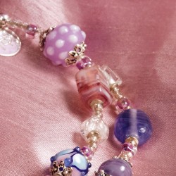 Armband Krokuswiese, Nahaufnahme violette und rosa Glasperlen Armband Krokuswiese, Nahaufnahme violette und rosa Glasperlen