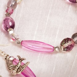 Schmuck-Set Schwalbenflug, Nahaufnahme der langen rosa Glasperle im Armband Schmuck-Set Schwalbenflug, Nahaufnahme der langen rosa Glasperle im Armband