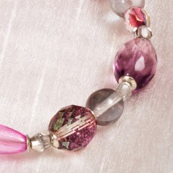 Schmuck-Set Schwalbenflug, Nahaufnahme von violetten Schliffperlen im Armband Schmuck-Set Schwalbenflug, Nahaufnahme von violetten Schliffperlen im Armband
