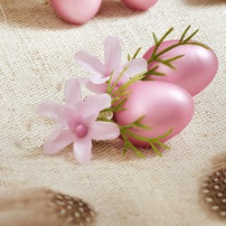 Ohrringe Osterüberraschung, Detailansicht rosa Glasostereier liegend mit zart-violetten Hyazinthenblüten