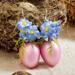 Ohrringe Osterüberraschung, Detailansicht rosa Glasostereier stehend mit himmelblauen Vergißmeinnicht Ohrringe Osterüberraschung, Detailansicht rosa Glasostereier stehend mit himmelblauen Vergißmeinnicht