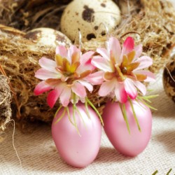 Ohrringe Osterüberraschung, Detailansicht rosa Glasostereier stehend mit rosafarbenen Astern