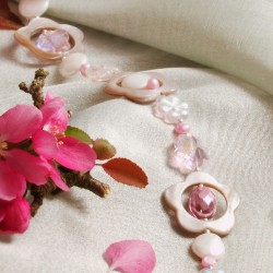 Schmuck-Set Blossom, Detailansicht der Halskette vorn links Schmuck-Set Blossom, Detailansicht der Halskette vorn links