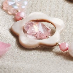 Schmuck-Set Blossom, Nahaufnahme einer Perlmuttblüte Schmuck-Set Blossom, Nahaufnahme einer Perlmuttblüte