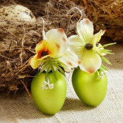 Ohrringe Ostergruß, Detailansicht grüne Glasostereier stehend mit hellgelben Anemonen Ohrringe Ostergruß, Detailansicht grüne Glasostereier stehend mit hellgelben Anemonen