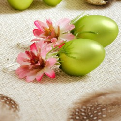 Ohrringe Ostergruß, Detailansicht grüne Glasostereier liegend mit rosafarbenen Astern