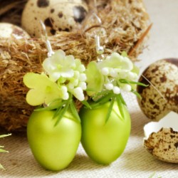 Ohrringe Ostergruß, Detailansicht grüne Glasostereier stehend mit weiß-grünen Schneeball-Blüten
