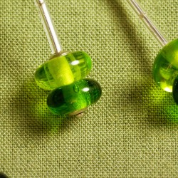 Ohrringe Frühlingsgrün, Nahaufnahme vom  Ohrring-Anhänger links
