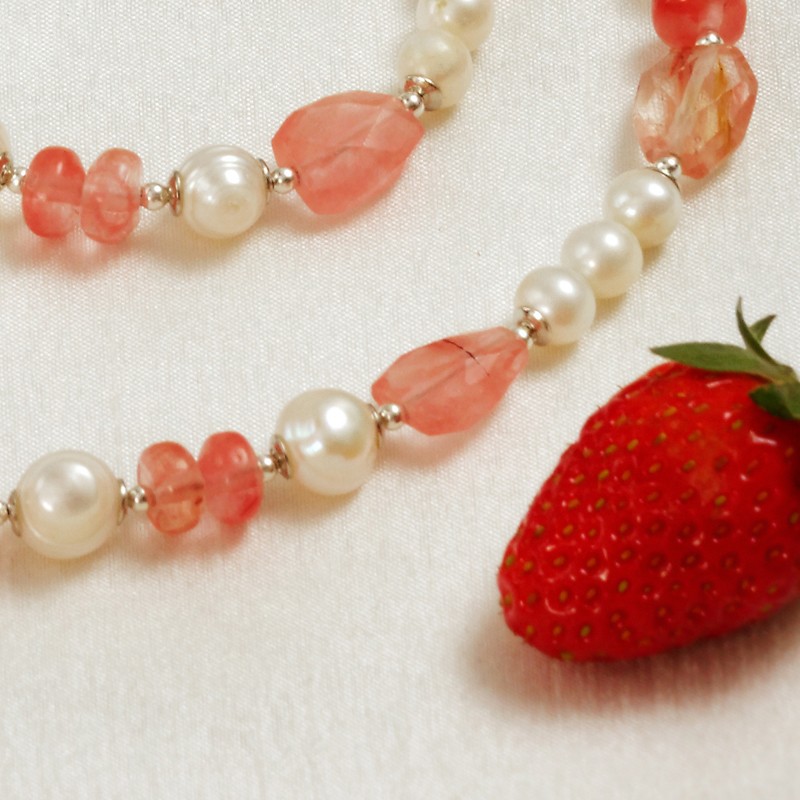 Schmuck-Set Erdebeeren und Sahne, Detailansicht der Zucht- und Edelsteinperlen