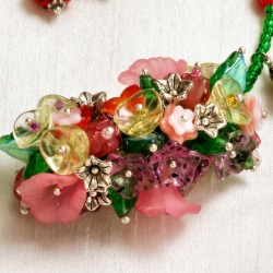 Schmuck-Set Mutschekiepchen, Nahaufnahme der Blütenperlen im Zentrum der Kette Schmuck-Set Mutschekiepchen, Nahaufnahme der Blütenperlen im Zentrum der Kette