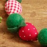 Schmuck-Set Mieze Schindler, Nahaufnahme der Stofferdbeeren und Filzperlen