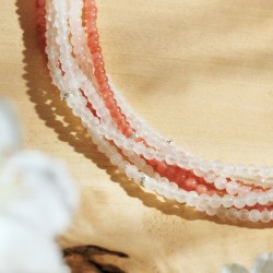 Halskette Hanami, Detailansicht der Edelsteinperlen und Strassrondelle in der Kette vorn links