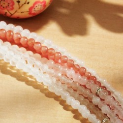 Halskette Hanami, Detailansicht der Edelsteinperlen und Strassrondelle in der Kette hinten rechts Halskette Hanami, Detailansicht der Edelsteinperlen und Strassrondelle in der Kette hinten rechts