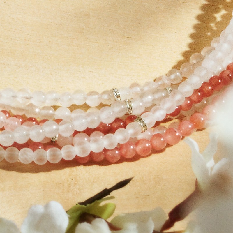 Halskette Hanami, Nahaufnahme der Edelsteinperlen und Strassrondelle im vorderen Teil der Kette Halskette Hanami, Nahaufnahme der Edelsteinperlen und Strassrondelle im vorderen Teil der Kette
