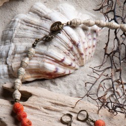 Schmuck-Set Dorisa, Nahaufnahme von Treibholz und Korallenperle als Blickfang der Halskette