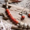 Schmuck-Set Dorisa, Nahaufnahme der Korallenperlen in der Halskette links
