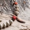 Schmuck-Set Dorisa, Nahaufnahme von Treibholz und Korallenperle als Blickfang der Halskette