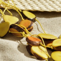 Halskette Lady Sushine, Nahaufnahme der Tagua-Perlen links Halskette Lady Sushine, Nahaufnahme der Tagua-Perlen links
