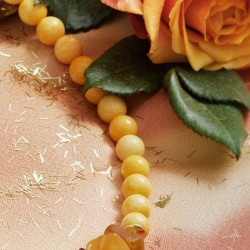 Halskette Amaterasu, Detailansicht der Korallenperlen rechts