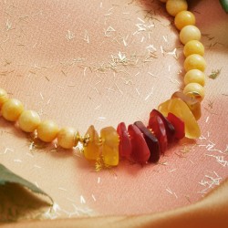 Halskette Amaterasu, Nahaufnahme der Meerglas-Nuggets