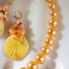 Schmuck-Set Aphrodite, Nahaufnahme von den Muschelkernperlen der Halskette und dem rechten Ohrring